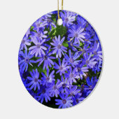 青いデイジーのような花の自然写真 セラミックオーナメント (左)
