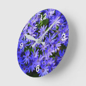 青いデイジーのような花の自然写真 ラウンド壁時計 (傾斜)