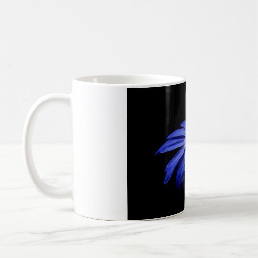 青いデイジーガーベラの花と黒い背景 コーヒーマグカップ (左)