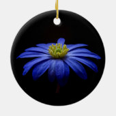青いデイジーガーベラの花と黒い背景 セラミックオーナメント (裏面)