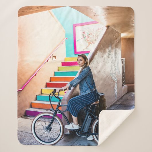 青いデニムの上着を着て、ショートライディングをしている女性  シェルパブランケット (正面)