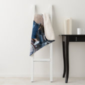 青いデニムの上着を着て、ショートライディングをしている女性  シェルパブランケット (インサイチュ)