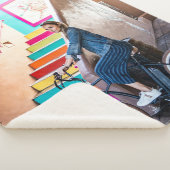 青いデニムの上着を着て、ショートライディングをしている女性  シェルパブランケット (3/4)