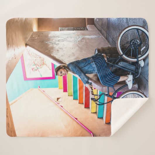 青いデニムの上着を着て、ショートライディングをしている女性  シェルパブランケット (正面(横))