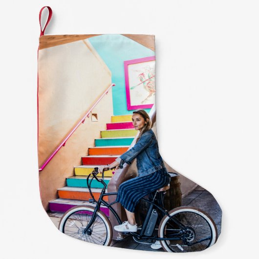 青いデニムの上着を着て、ショートライディングをしている女性  スモールクリスマスストッキング (正面)