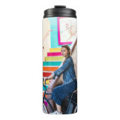 青いデニムの上着を着て、ショートライディングをしている女性  タンブラー (正面)