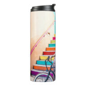 青いデニムの上着を着て、ショートライディングをしている女性  タンブラー (回転左)