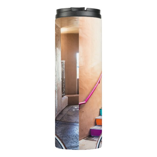 青いデニムの上着を着て、ショートライディングをしている女性  タンブラー (裏面)