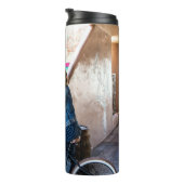 青いデニムの上着を着て、ショートライディングをしている女性  タンブラー (回転右)