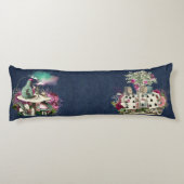 青いデニムの不思議の国のキャラクターのアリス ボディピロー (裏面)