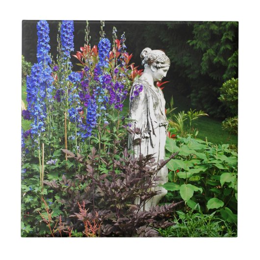 青いデルフィニウムの花園と像 タイル (正面)
