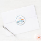 青いトラックの赤ちゃんシャワーの途中の小さなカボチャ ラウンドシール (封筒)