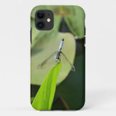 青いトンボは緑の葉の上に。 Case-Mate iPhoneケース (裏面)