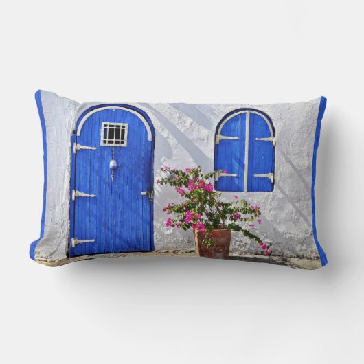 青いドアのスタッコの家の装飾用クッション ランバークッション (正面)