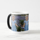 青いドレスを着た赤ちゃん女の子のためのギフトマグ モーフィングマグカップ (正面左)