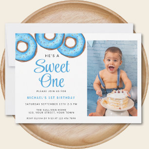 青いドーナツの写真の男の子の1歳の誕生日パーティー 招待状