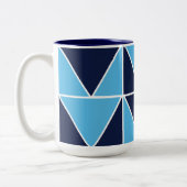 青いネイビーブルーの幾何三角形 ツートーンマグカップ (左)