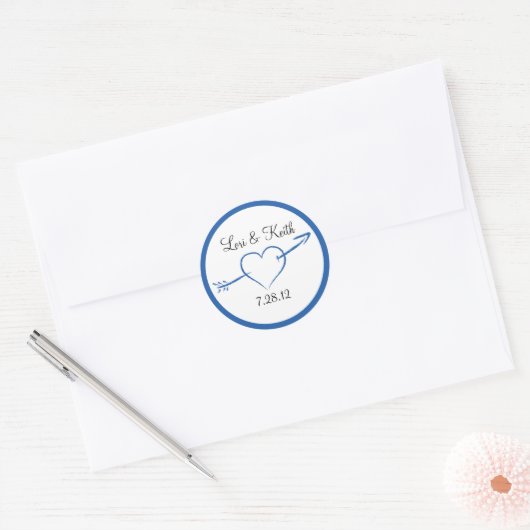 青いハートと矢印 ラウンドシール (封筒)