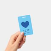 青いハートのロゴが入ったカスタムネームバッジ バッジ (手持ち)