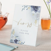 青いバラは台座の看板を支持する 台座サイン (インサイチュ)