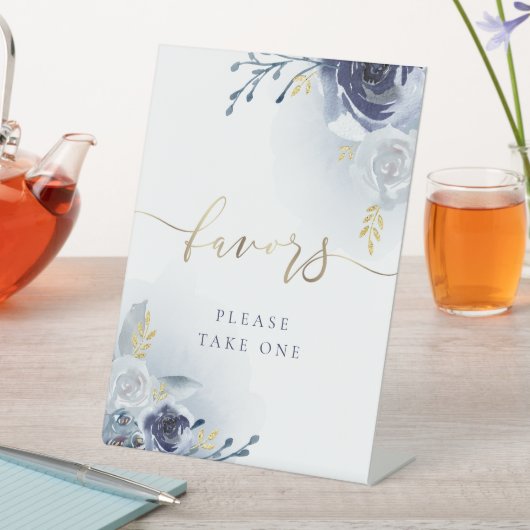 青いバラは台座の看板を支持する 台座サイン (インサイチュ)