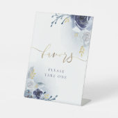 青いバラは台座の看板を支持する 台座サイン (正面)