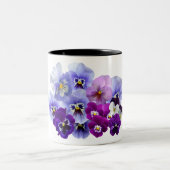 青いパンジーの花の花の春のパンジー ツートーンマグカップ (中央)
