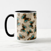 青いパンジー蝶のパターンがオフ白 マグカップ (左)