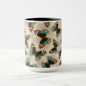 青いパンジー蝶のパターンがオフ白 マグカップ (中央)