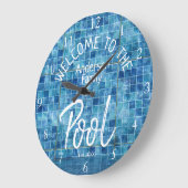 青いパーソナライズされたタイルがファミリープールへようこそ ラージ壁時計 (傾斜)