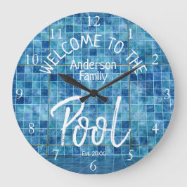 青いパーソナライズされたタイルがファミリープールへようこそ ラージ壁時計