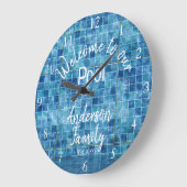 青いパーソナライズされたプールの水は私たちのプールへようこそ ラージ壁時計 (傾斜)