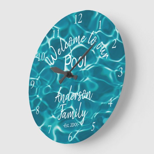 青いパーソナライズされたプールの水は私たちのプールへようこそ ラージ壁時計 (傾斜)