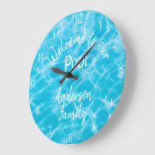 青いパーソナライズされたプールの水は私たちのプールへようこそ ラージ壁時計 (傾斜)