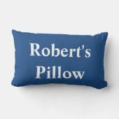 青いパーソナライズされた枕の上の白いアルファベット ランバークッション (裏面)