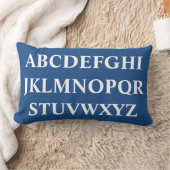 青いパーソナライズされた枕の上の白いアルファベット ランバークッション (ブランケット)