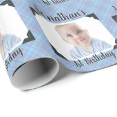 青いパーソナライズされた格子状ベビー誕生日写真 ラッピングペーパー (ロールコーナー)