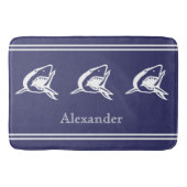 青いパーソナライズされた背景に白いサメ バスマット (正面)