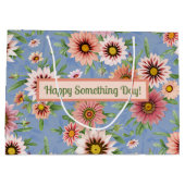 青いパーソナライズされた花の上にピンクのデイジー ラージペーパーバッグ (裏面)