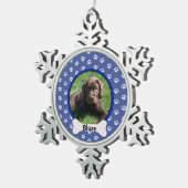 青いパーソナライズされた足で犬の子犬の骨写真を撮る スノーフレークピューターオーナメント (右)