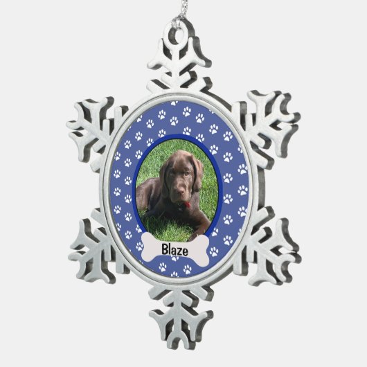 青いパーソナライズされた足で犬の子犬の骨写真を撮る スノーフレークピューターオーナメント (右)