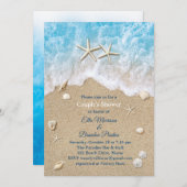 青いビーチの波とヒトデのカップルのシャワー 招待状 (正面/裏面)