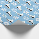 青いフィギュアスケートおよび雪片のクリスマス ラッピングペーパー (角)