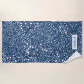 青いフェイクグリッターテクスチャの名前をカスタムする ビーチタオル (正面)