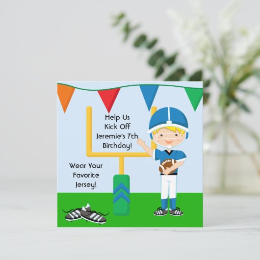 青いフットボールの誕生日の招待状のカスタムな男の子 招待状 (スタンド正面)
