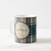 青いフランネルの背景のモノグラム コーヒーマグカップ (正面左)