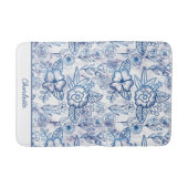 青いフローラのシームレスパパーソナライズされたターン名 バスマット (正面)