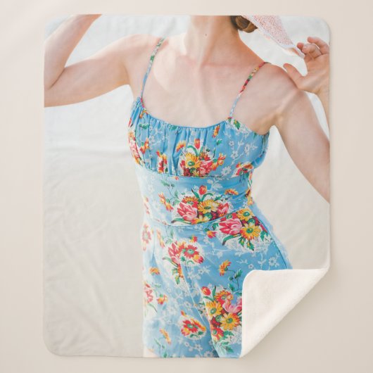 青いフローラのロマンと茶色の帽子をかぶった女性 シェルパブランケット (正面)