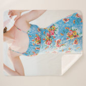 青いフローラのロマンと茶色の帽子をかぶった女性 シェルパブランケット (正面(横))