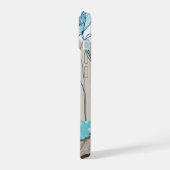 青いフローラコラージュiPhoneケース、ティール(緑がかった色)とベージュ iPhone 15ケース (左側面)